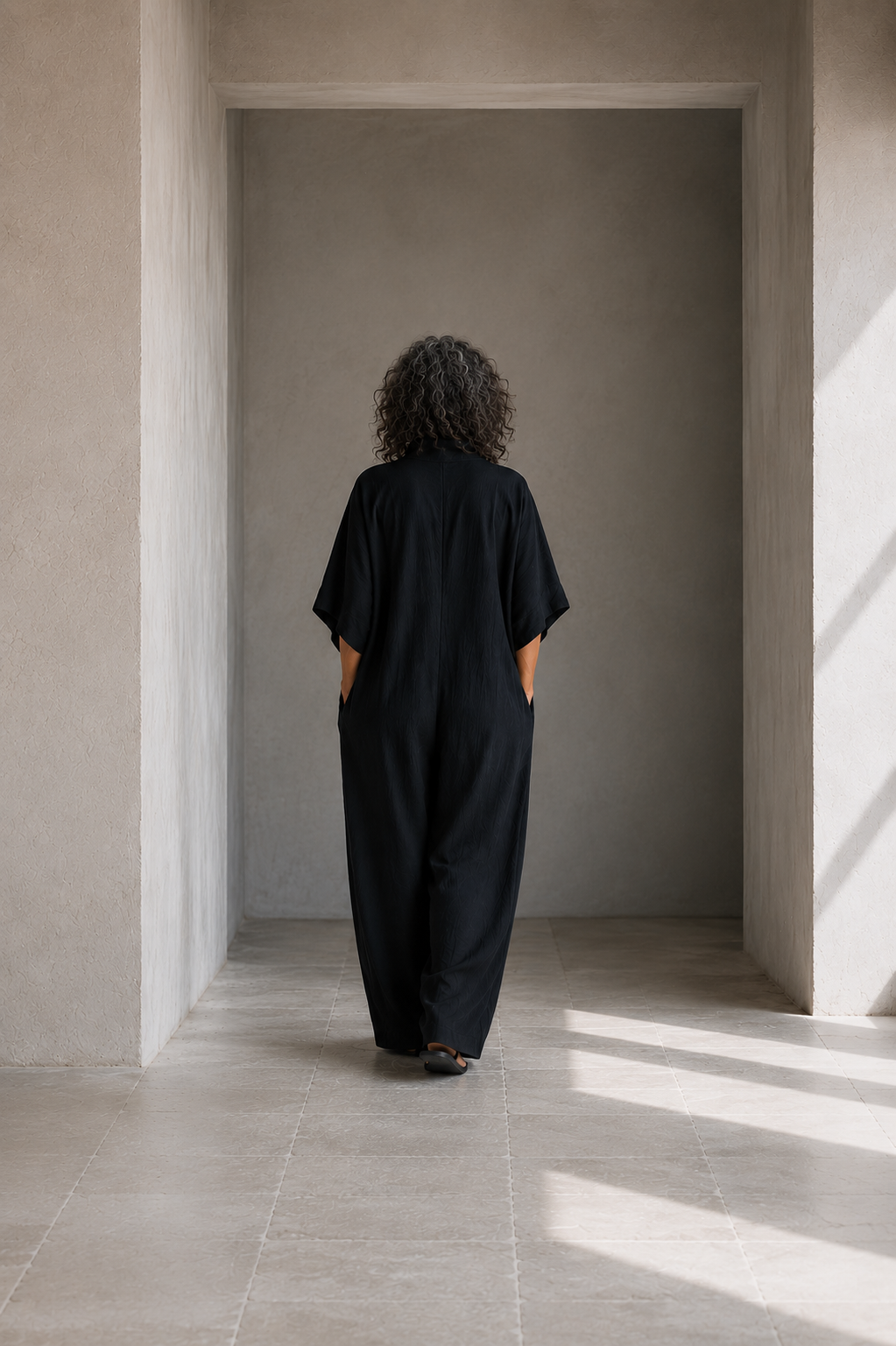 Costanza | Maxi abito nero con maniche a kimono e scollo a V