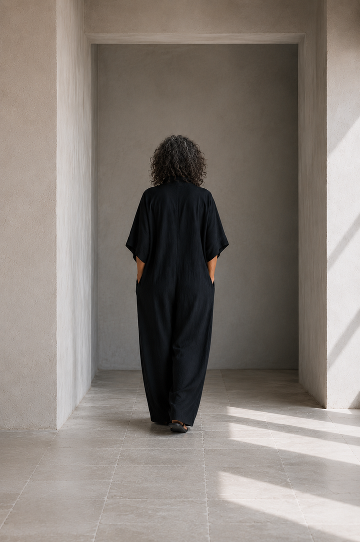 Costanza | Maxi abito nero con maniche a kimono e scollo a V
