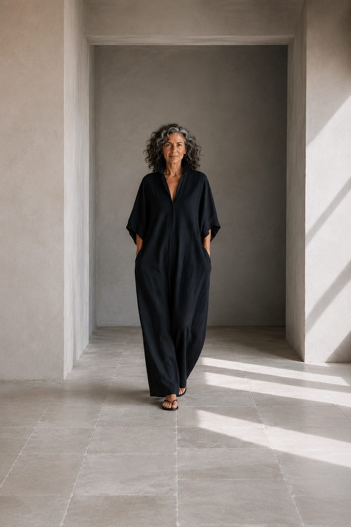 Costanza | Maxi abito nero con maniche a kimono e scollo a V